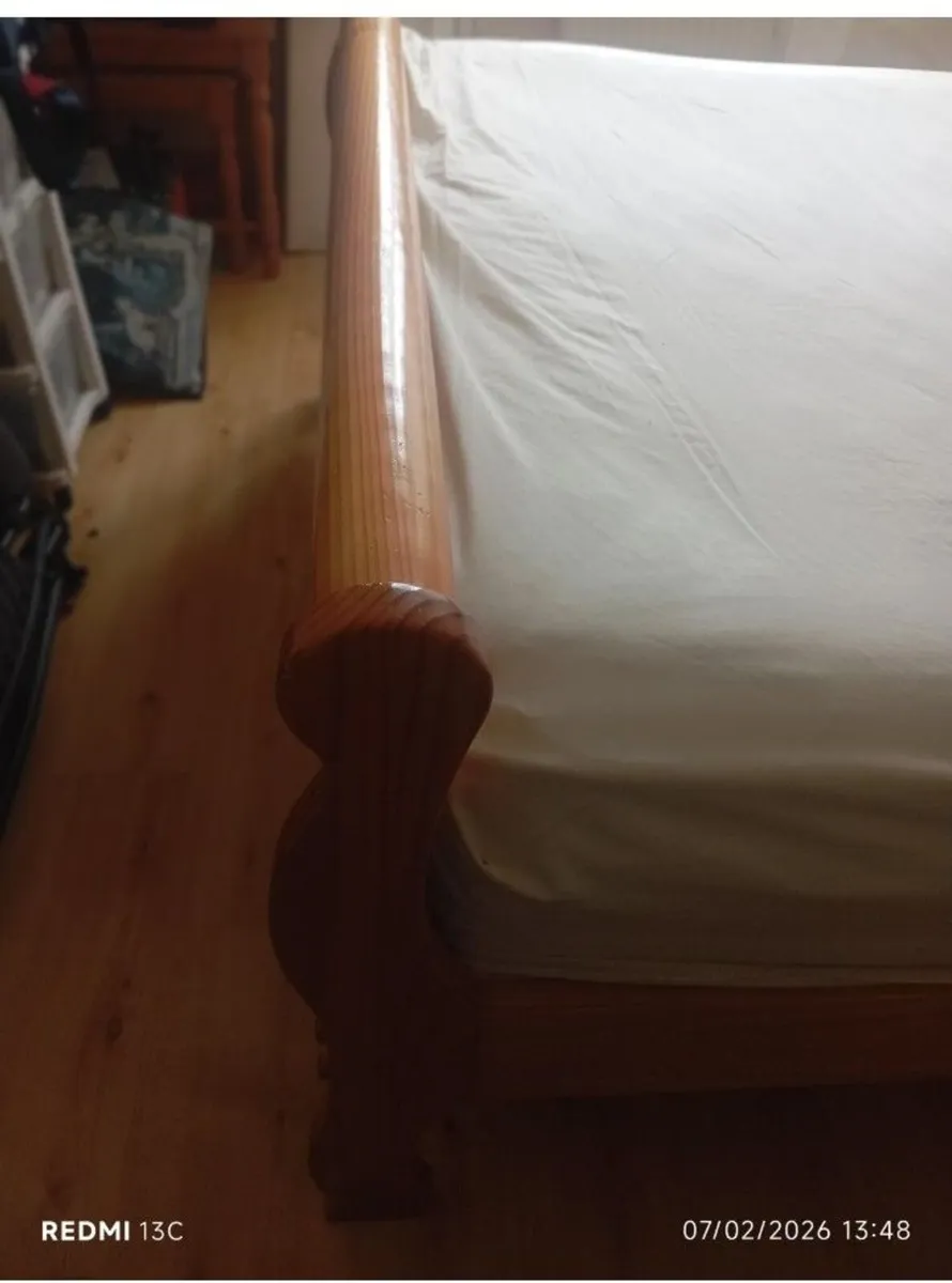 Beautiful Sleigh bed - Image 2