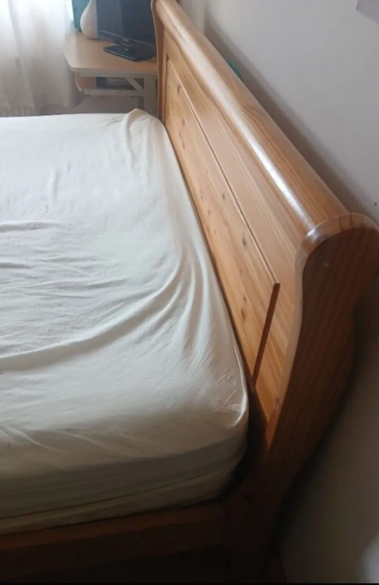 Beautiful Sleigh bed - Image 3