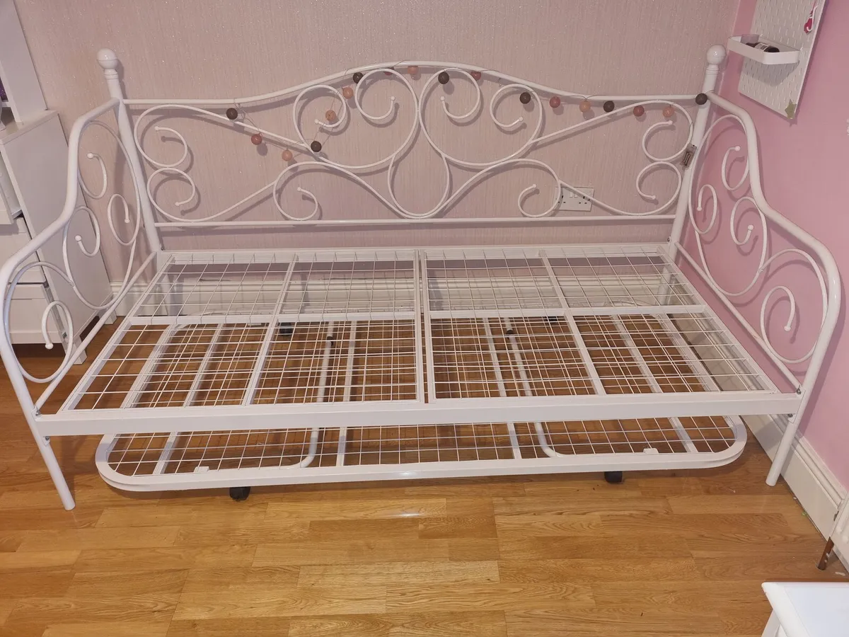 Single bed with trundle - Image 1