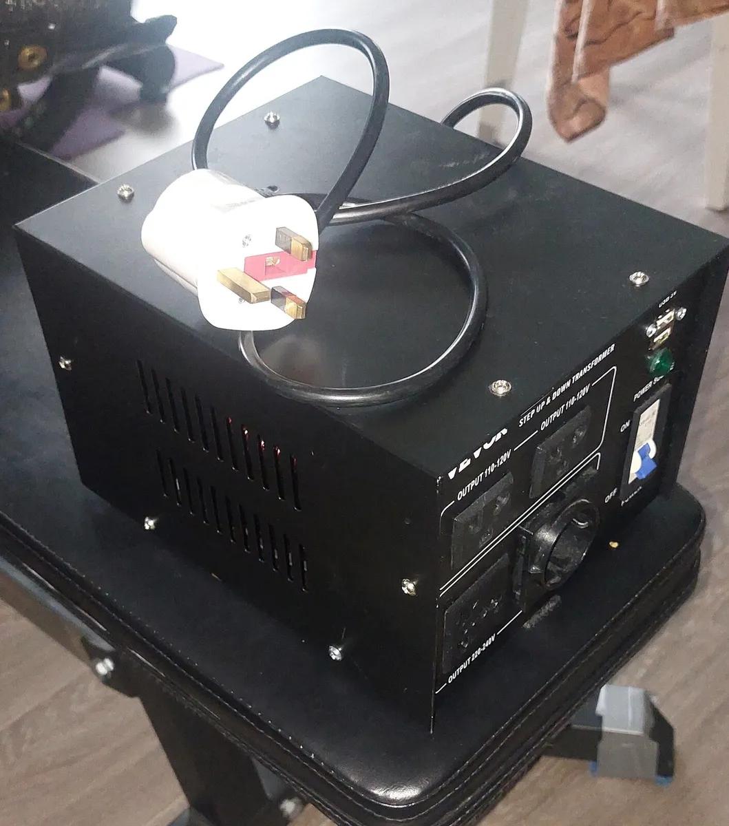 VEVOR ST-2000VA Voltage Converter - Image 2