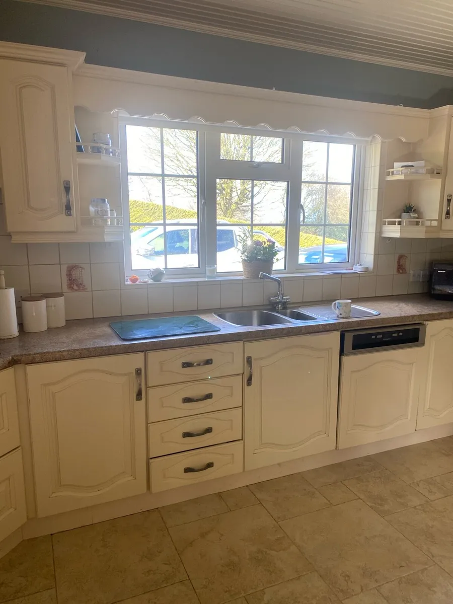 Cream kitchen - Image 1