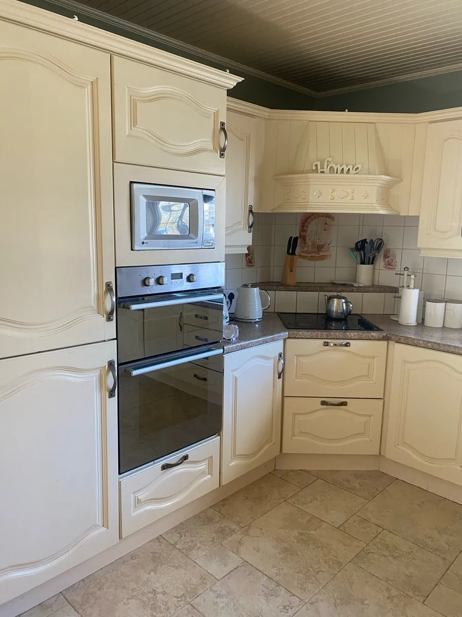 Cream kitchen - Image 2