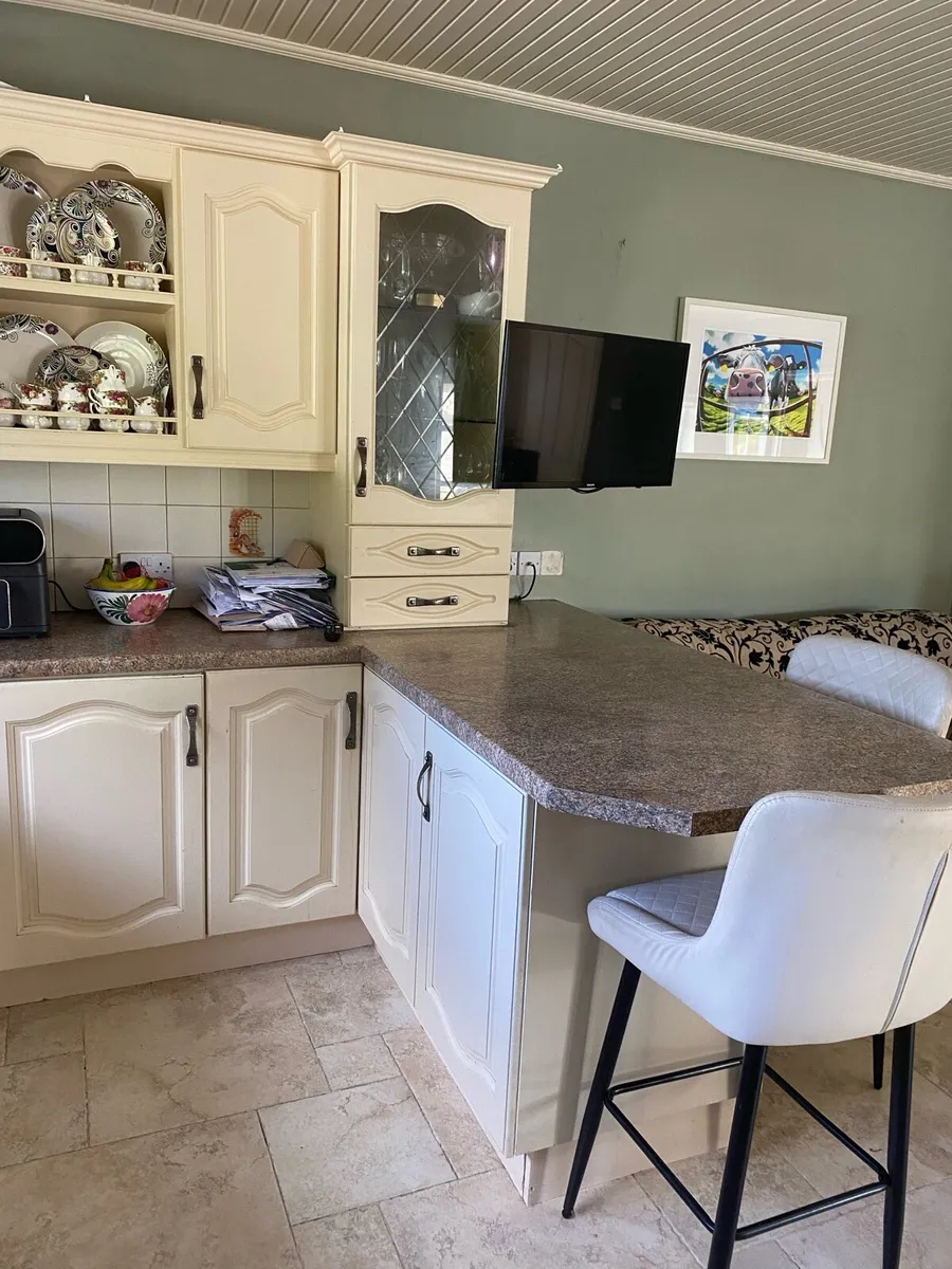 Cream kitchen - Image 4