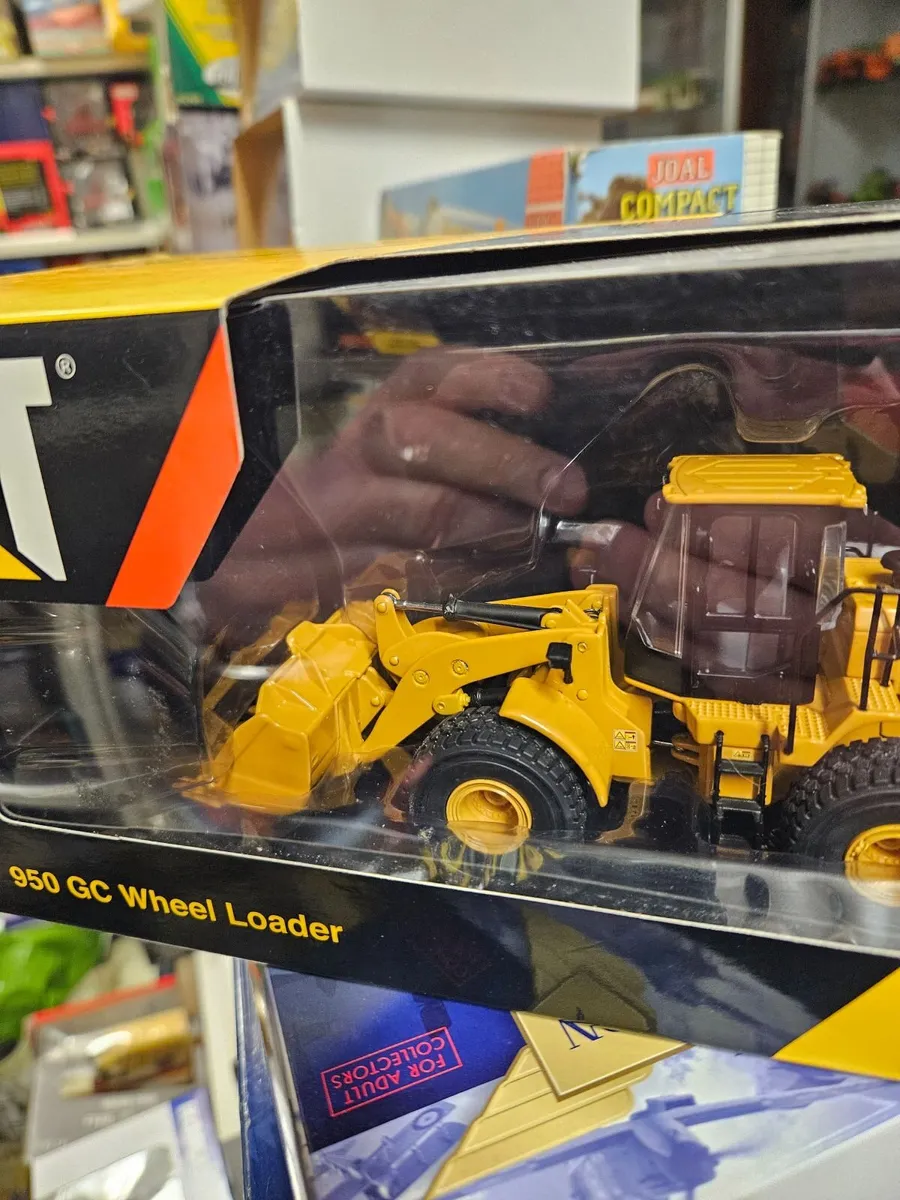 Corgi Norscot Caterpillar Loader 1.50 - Image 3