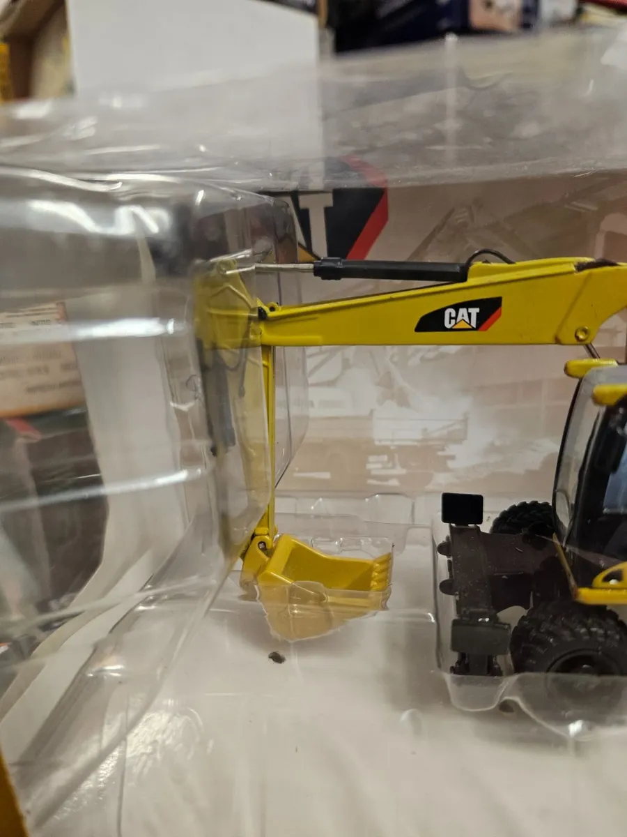 Corgi Norscot Caterpillar Wheeled Excavator 1.50 - Image 2