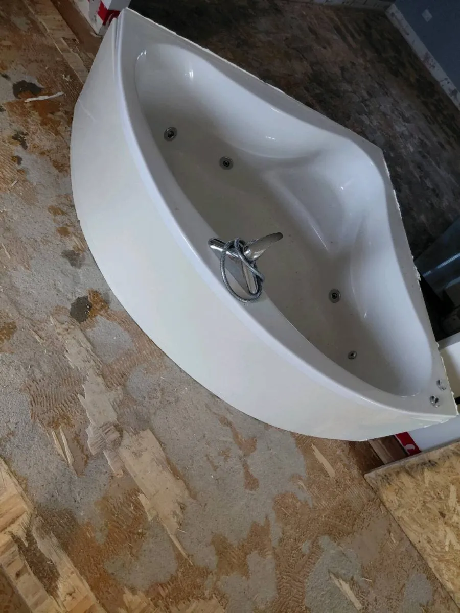 Jacuzzi bath - Image 1