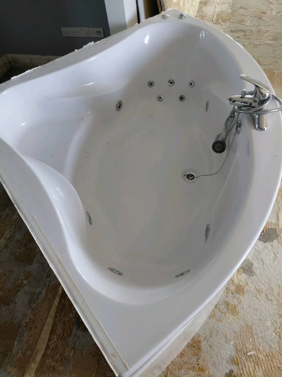 Jacuzzi bath - Image 2