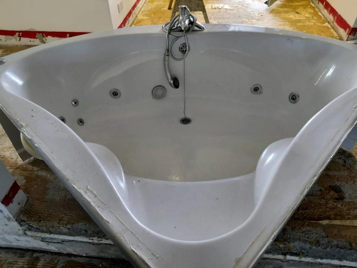 Jacuzzi bath - Image 3