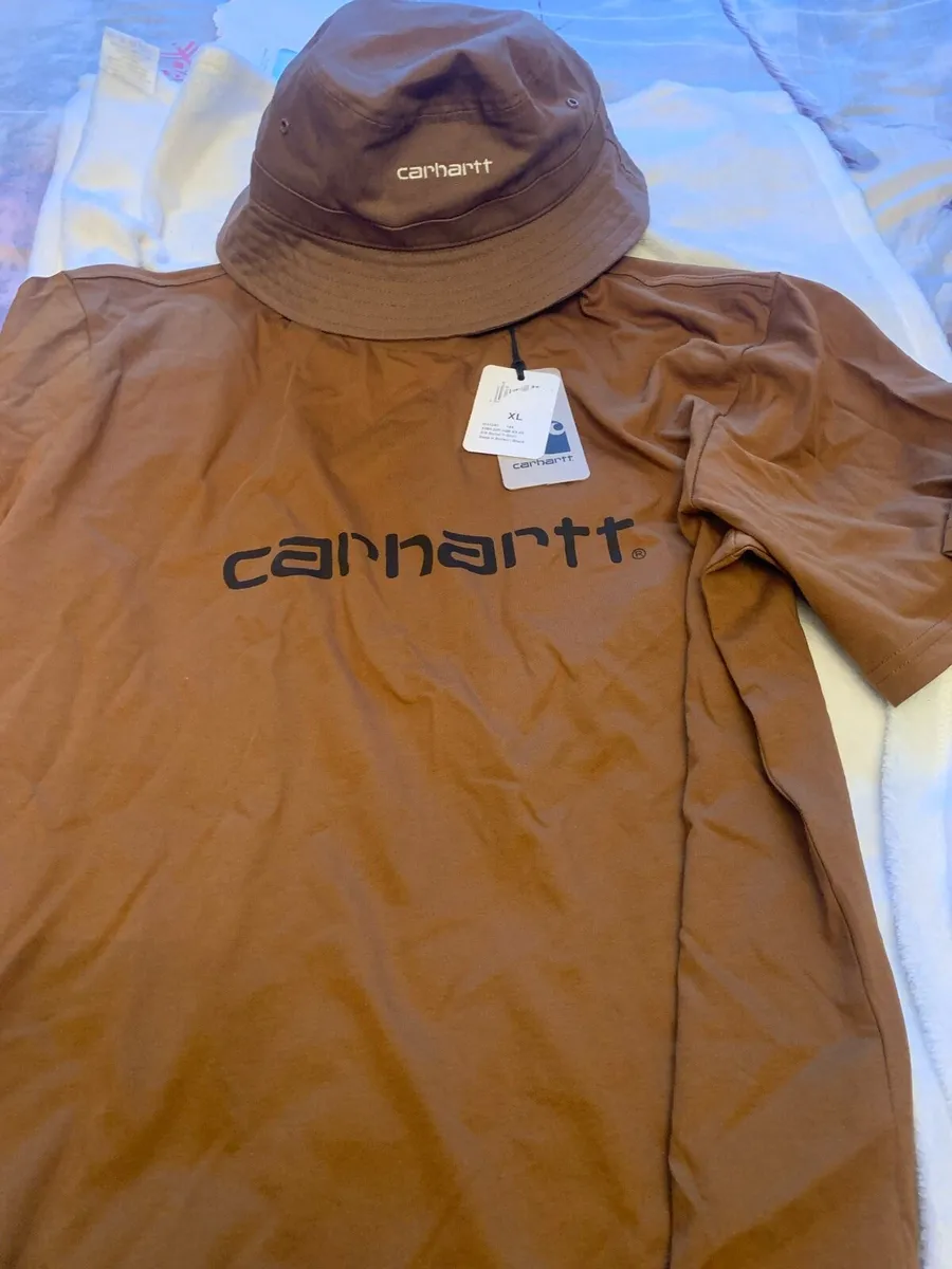 Carhartt t shirt  hat and neck warmer - Image 1