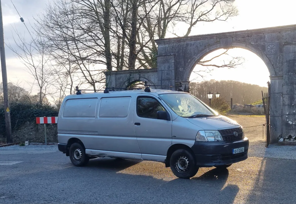 2010 hiace van - Image 1