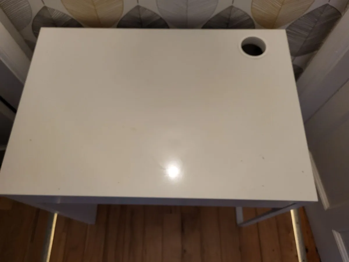 Study desk - Image 1