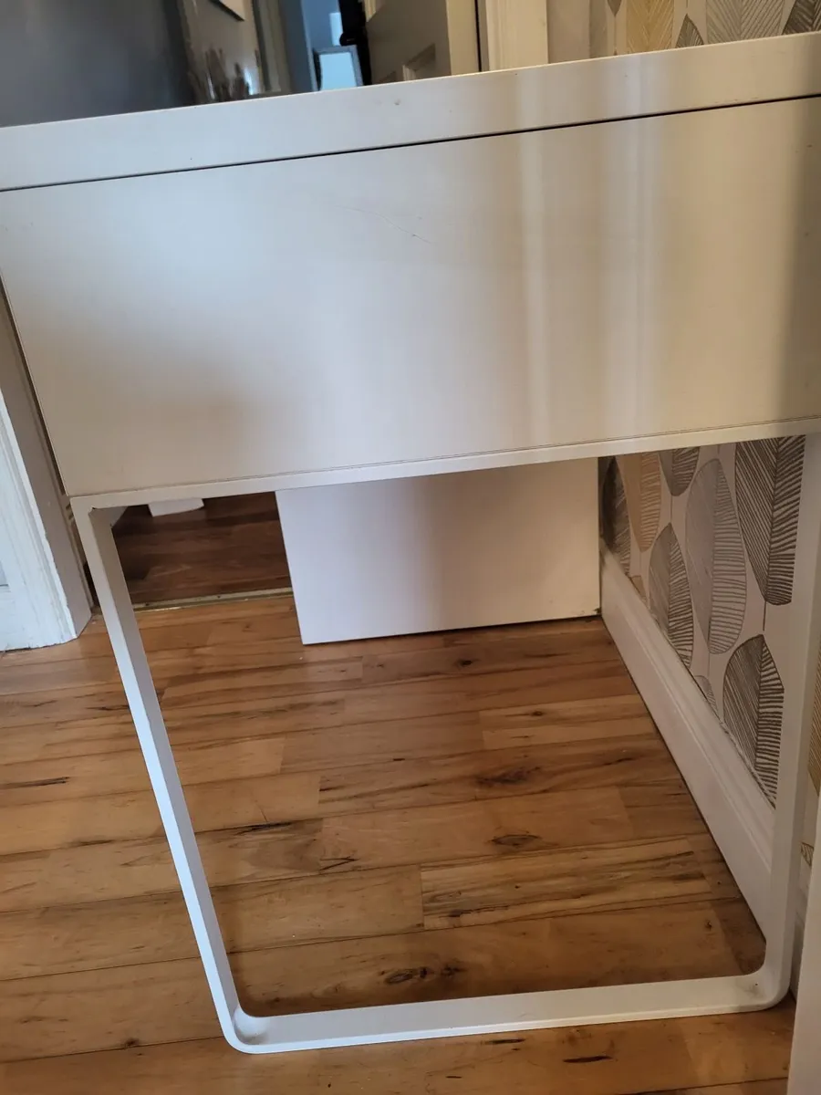 Study desk - Image 2