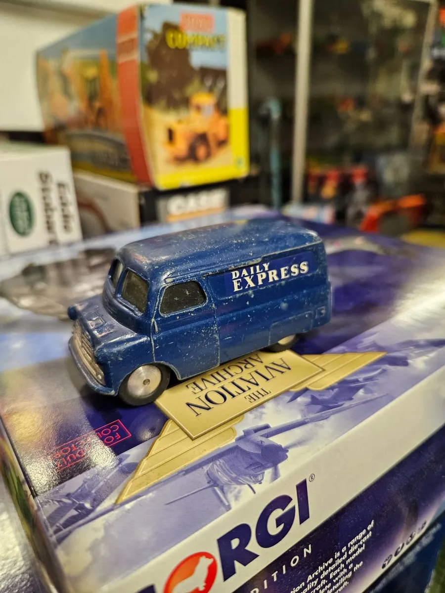 Corgi Daily Express Van - Image 3