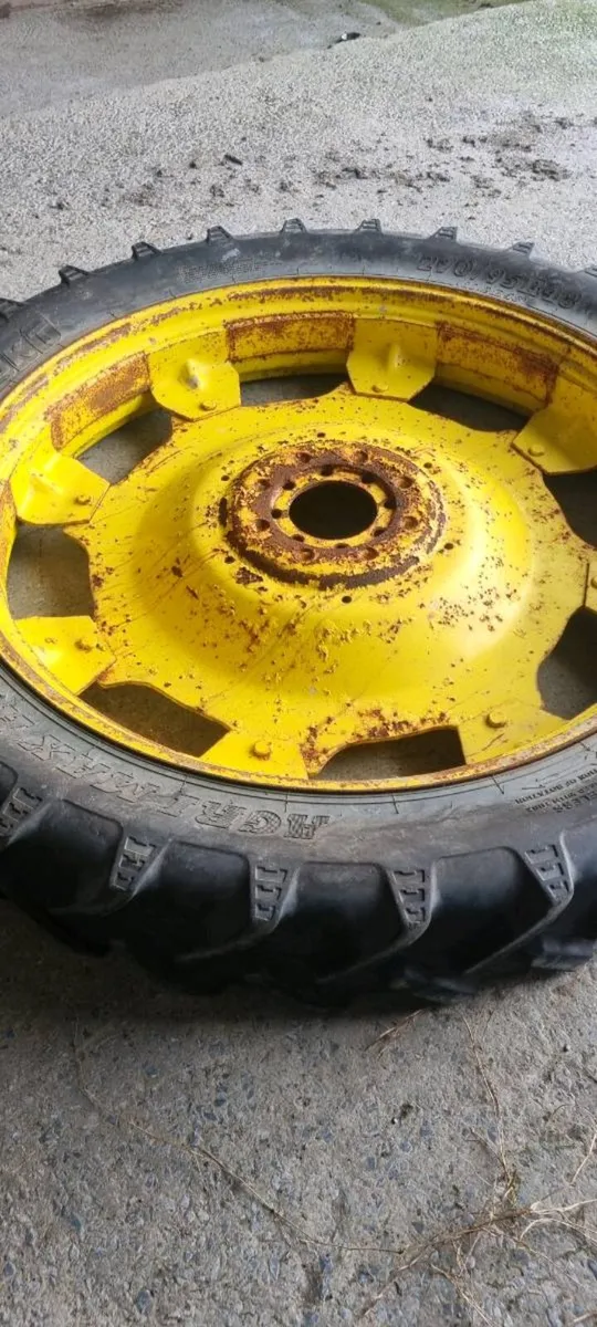 Row crop wheels and tyres - Image 1