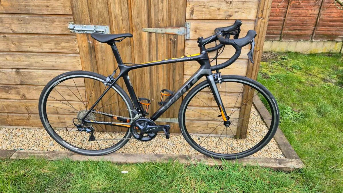 Giant TCR Advanced 1 Carbon Road Bike - Image 1