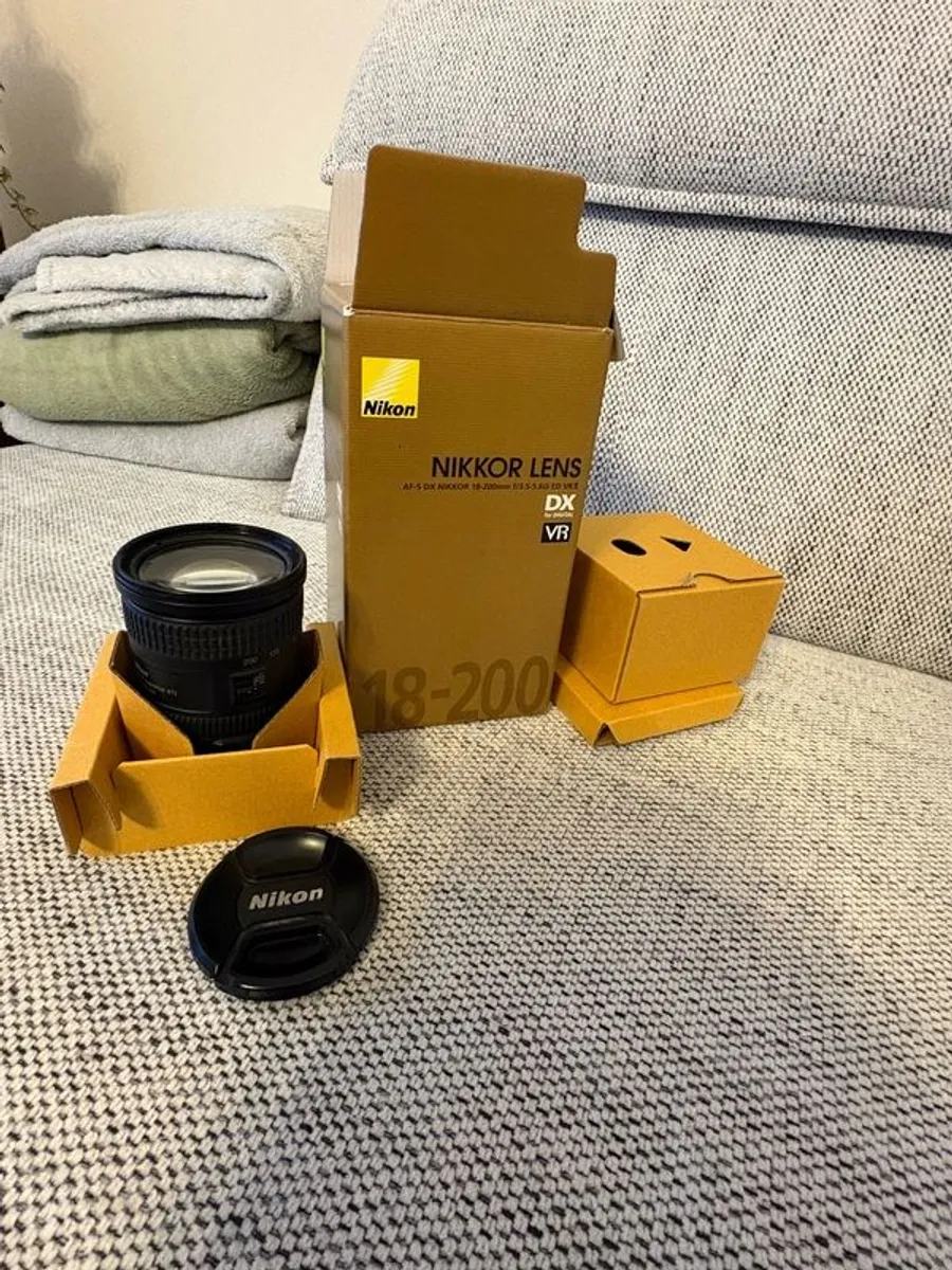 Nikon 18-200mm VR lens  good condition  with box - Image 4