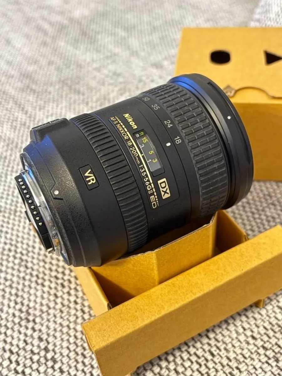 Nikon 18-200mm VR lens  good condition  with box - Image 1