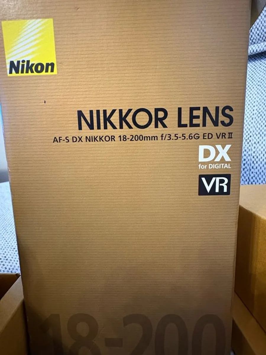 Nikon 18-200mm VR lens  good condition  with box - Image 3