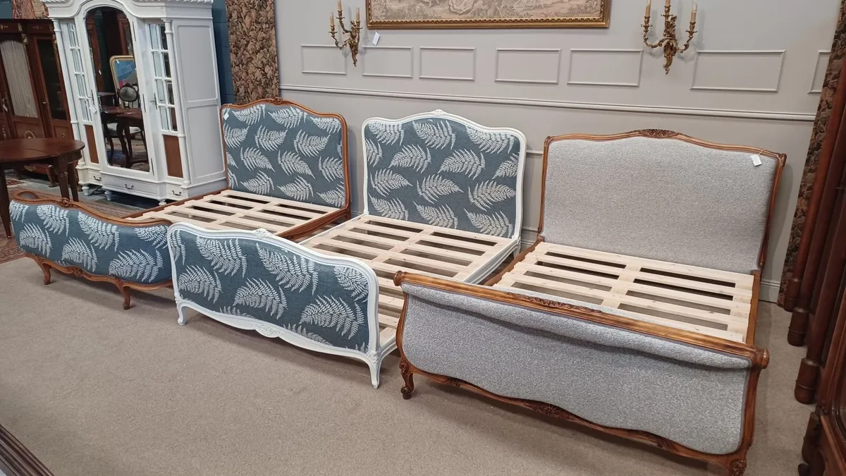 Demi corbeille, corbeille and capitonne bed - Image 1