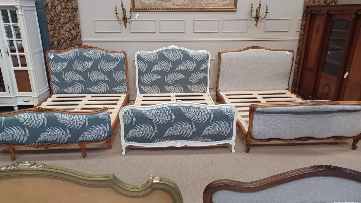 Demi corbeille, corbeille and capitonne bed - Image 2