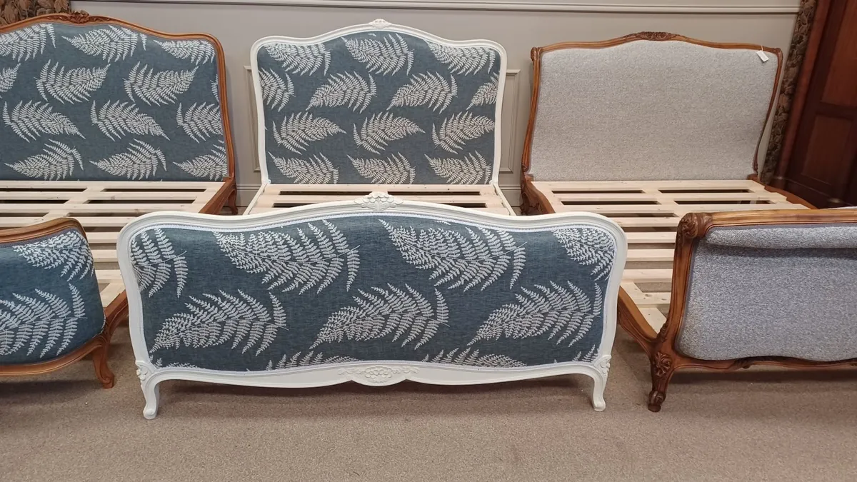 Demi corbeille, corbeille and capitonne bed - Image 3