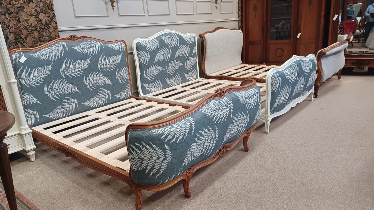 Demi corbeille, corbeille and capitonne bed - Image 4