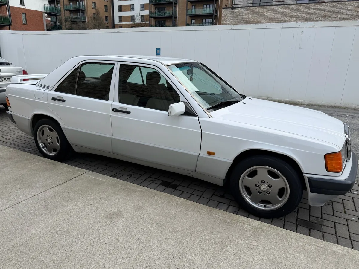 1989 Mercedes Benz 190E - Image 3