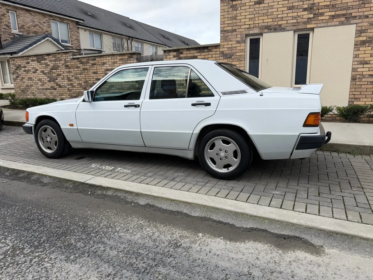 1989 Mercedes Benz 190E - Image 4