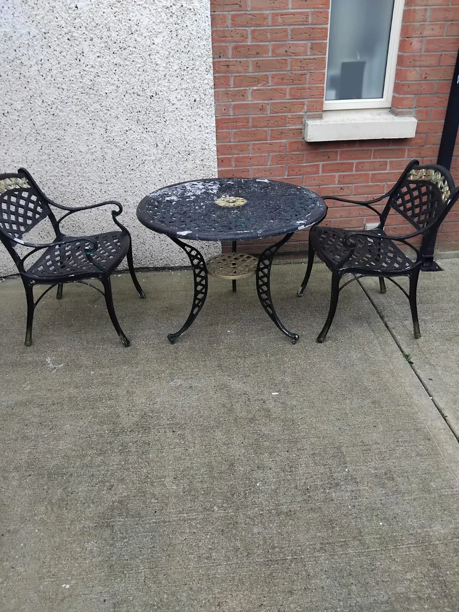 Aliminuim garden table and chairs - Image 2