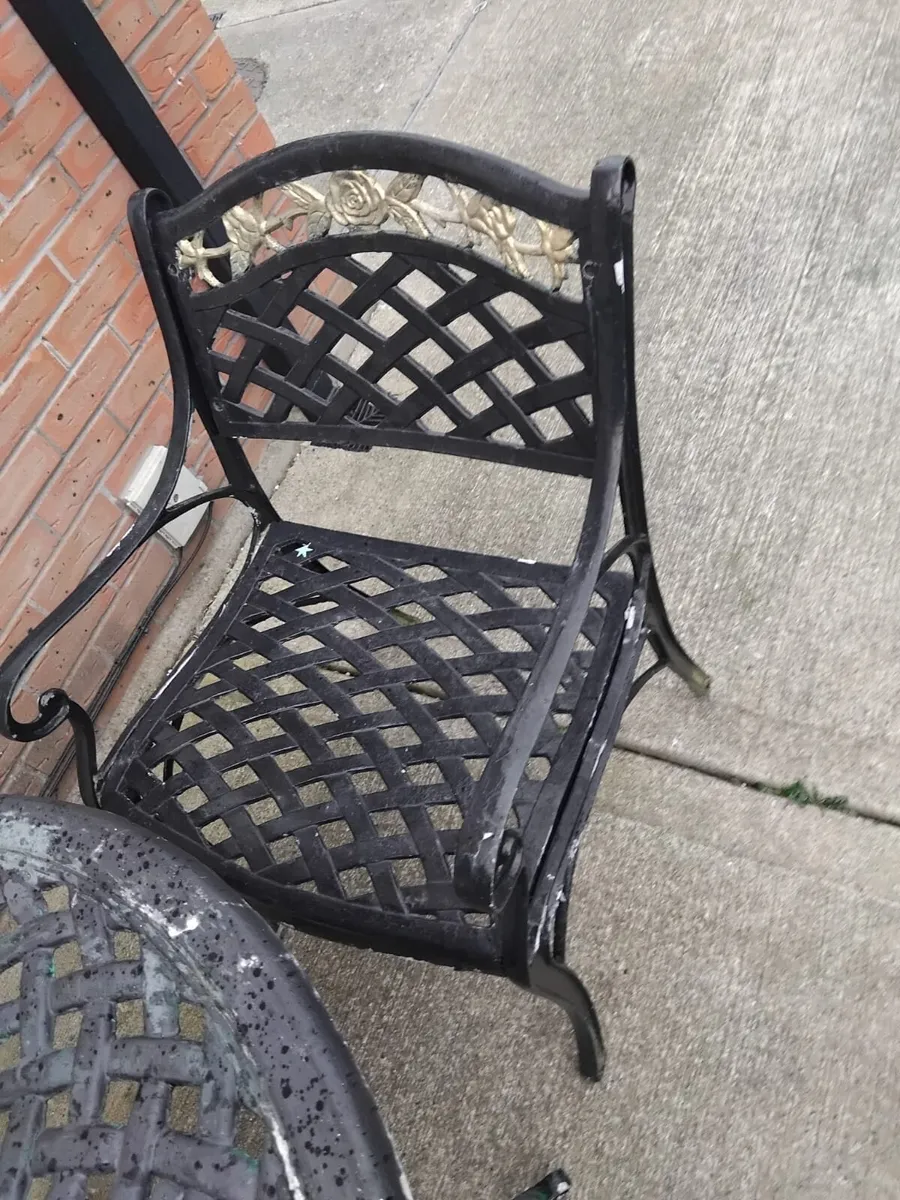 Aliminuim garden table and chairs - Image 3