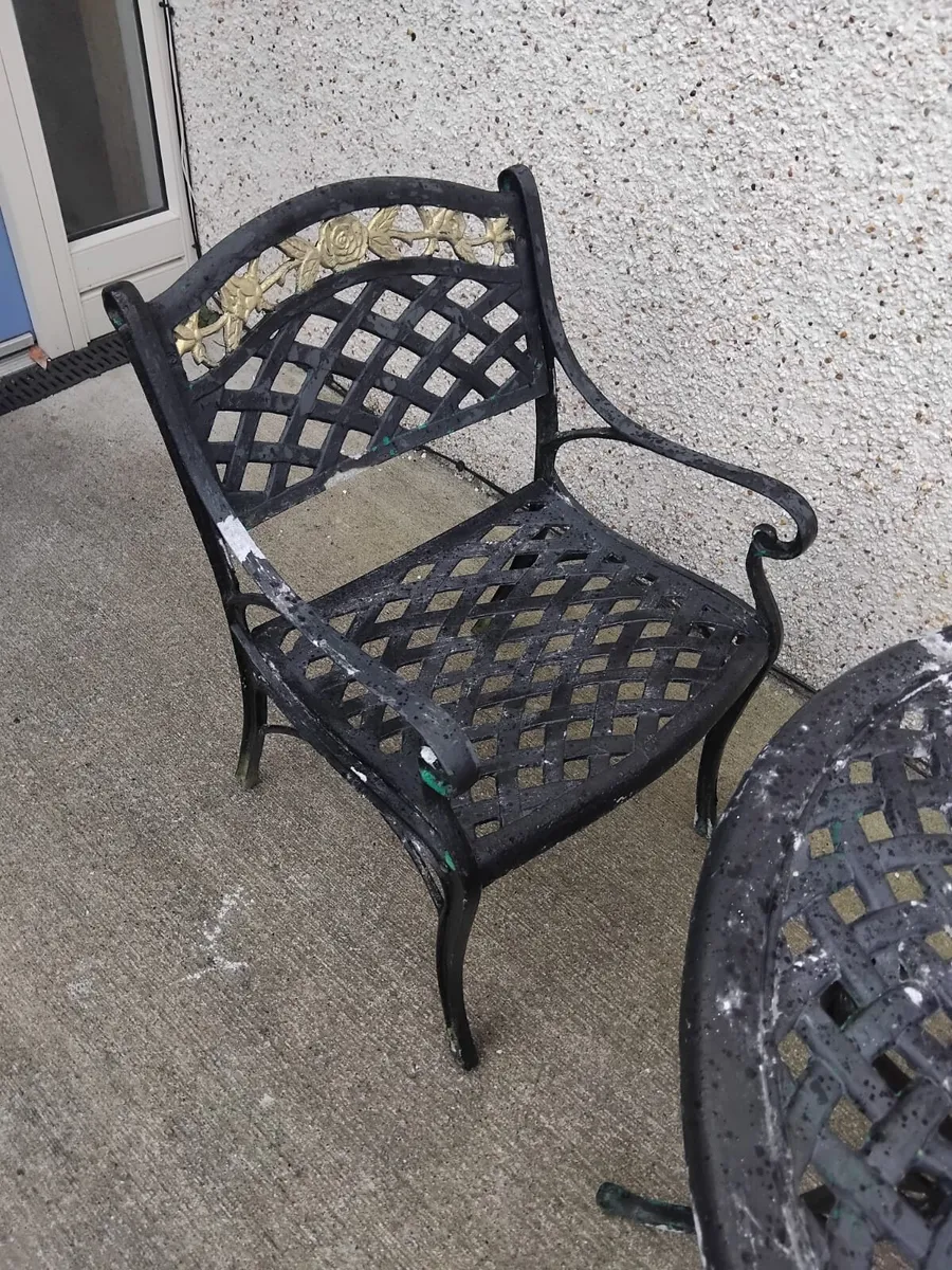 Aliminuim garden table and chairs - Image 4