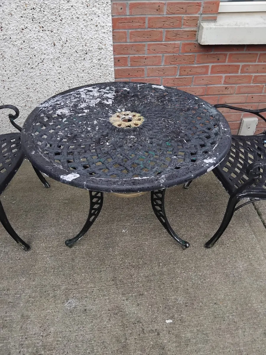 Aliminuim garden table and chairs - Image 1