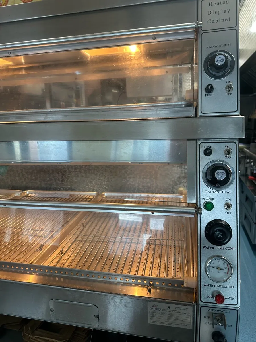 Hot  chicken display - Image 2