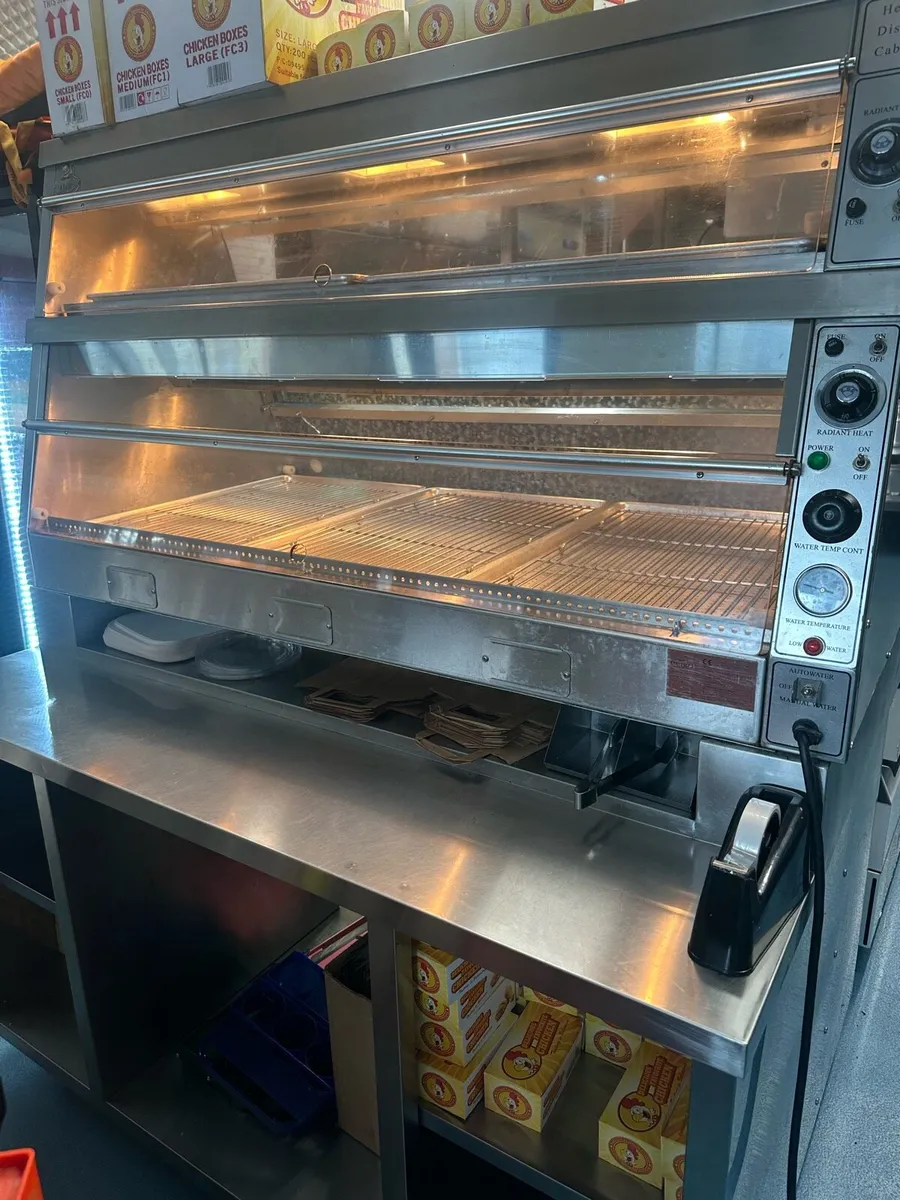 Hot  chicken display - Image 1