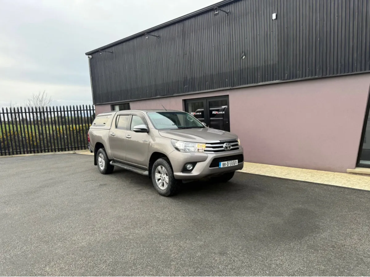 Toyota Hilux DOUBLE CAB SR5 4DR CREWCAB - Image 3