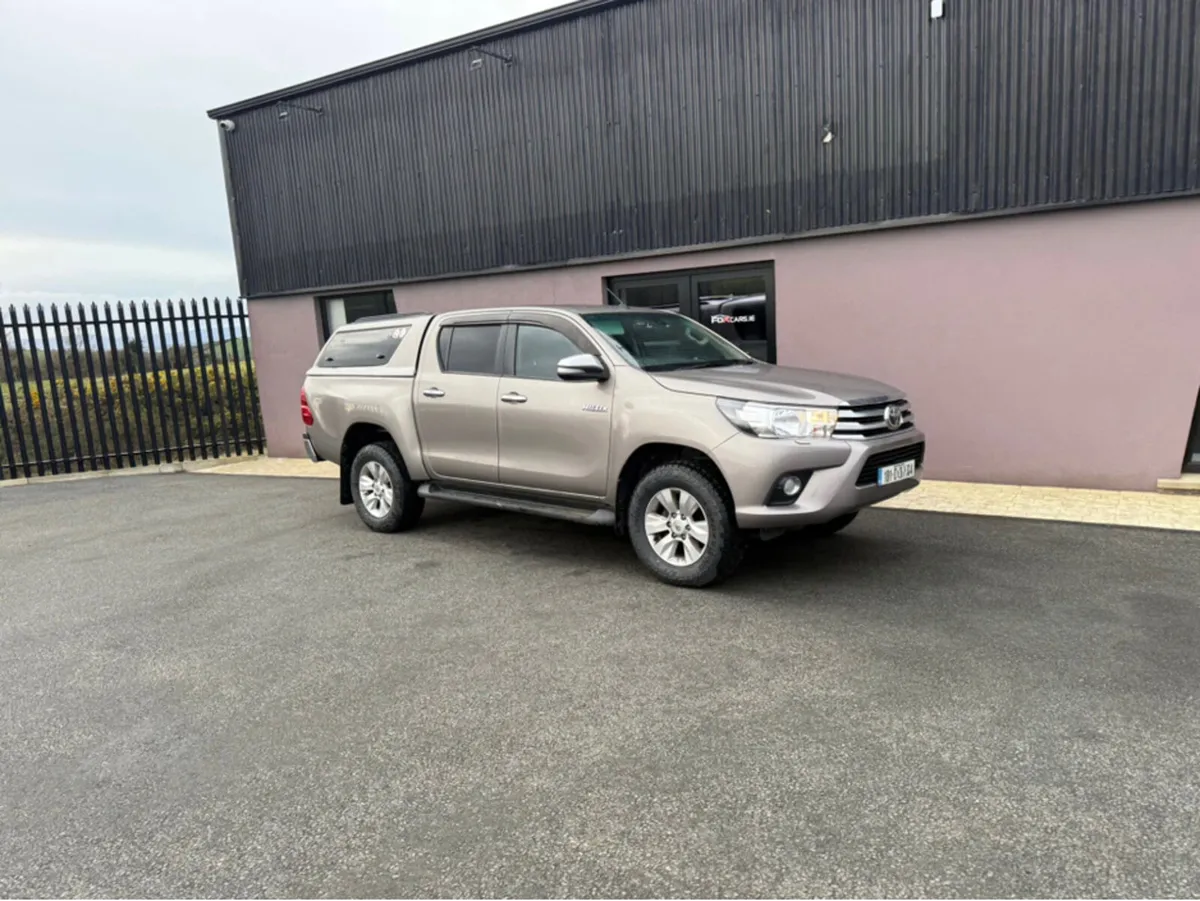 Toyota Hilux DOUBLE CAB SR5 4DR CREWCAB - Image 1