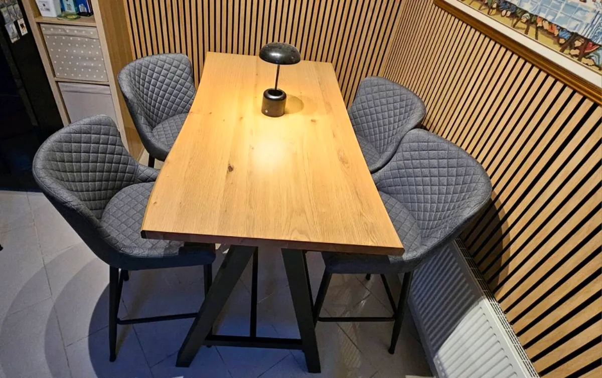 Bar table with stools - Image 1