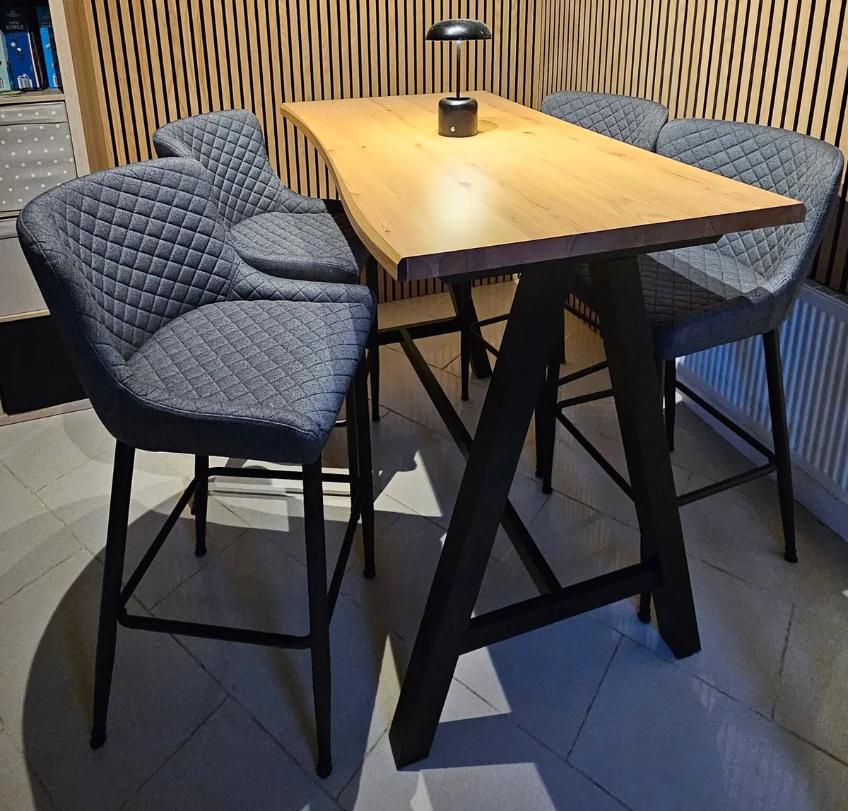 Bar table with stools - Image 2