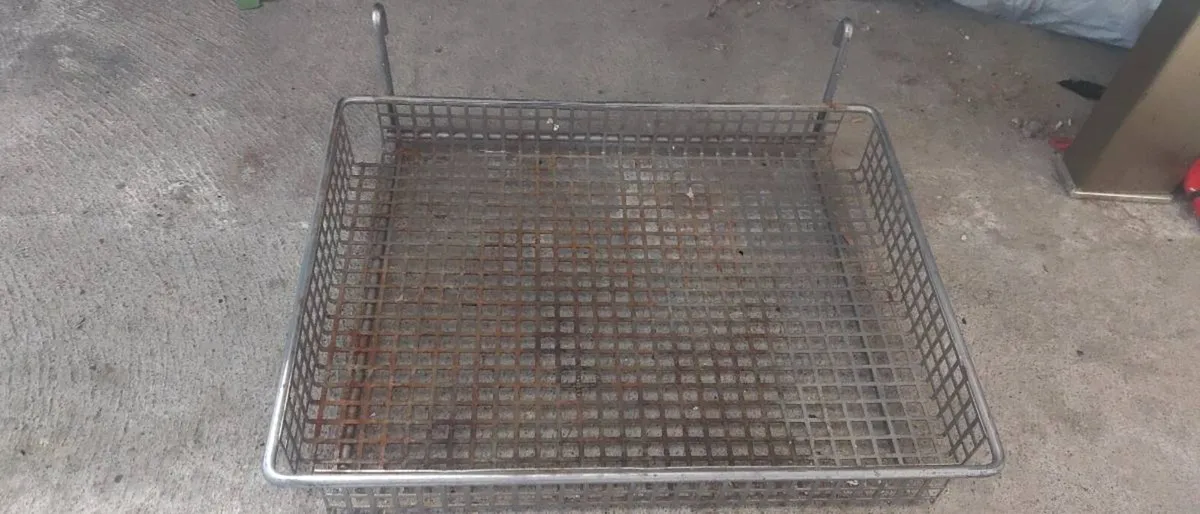 Metal crates shelves - Image 1