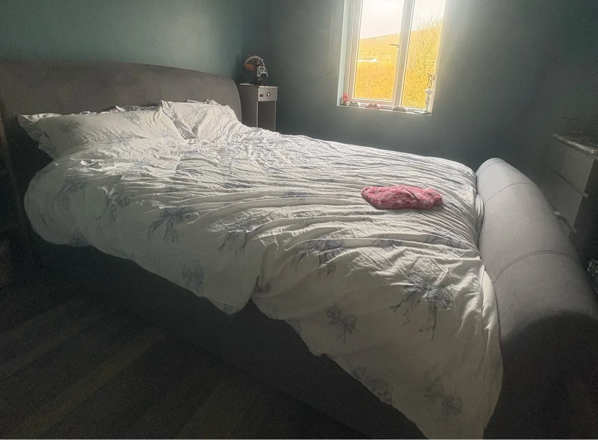 King size bed - Image 1