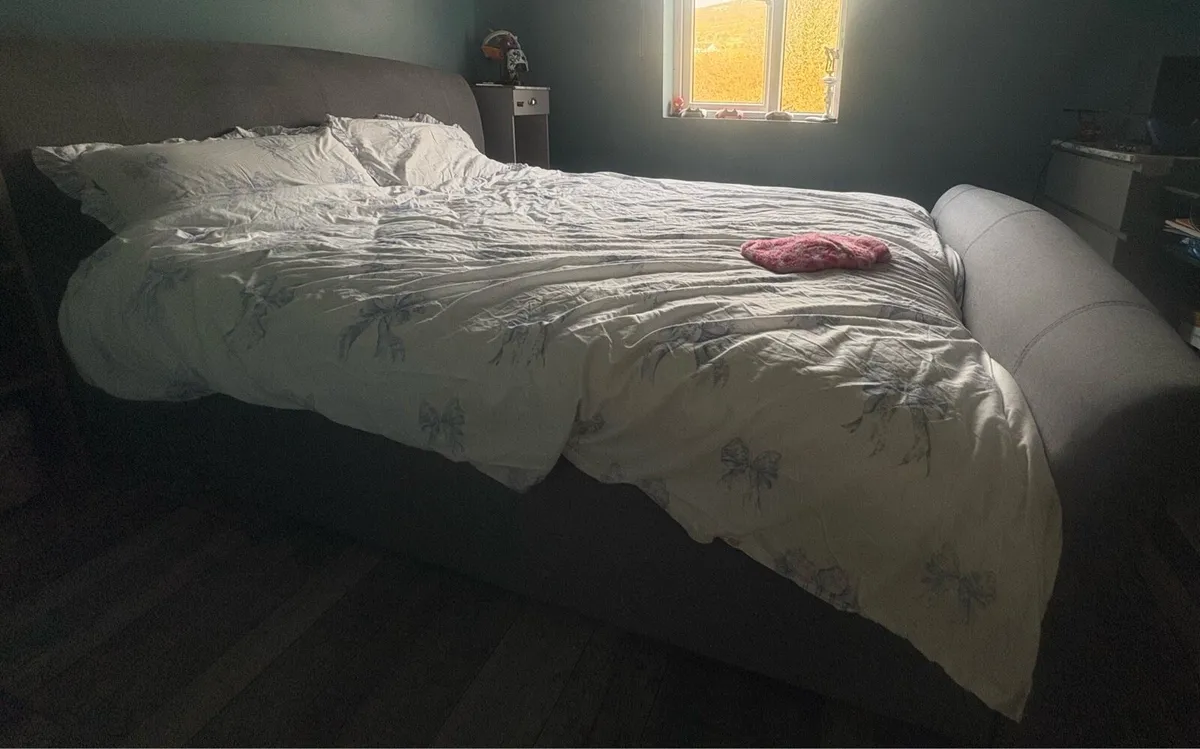 King size bed - Image 2