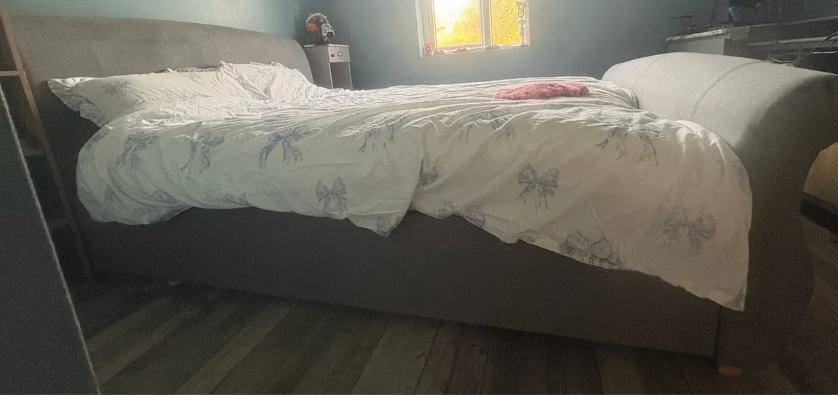 King size bed - Image 4