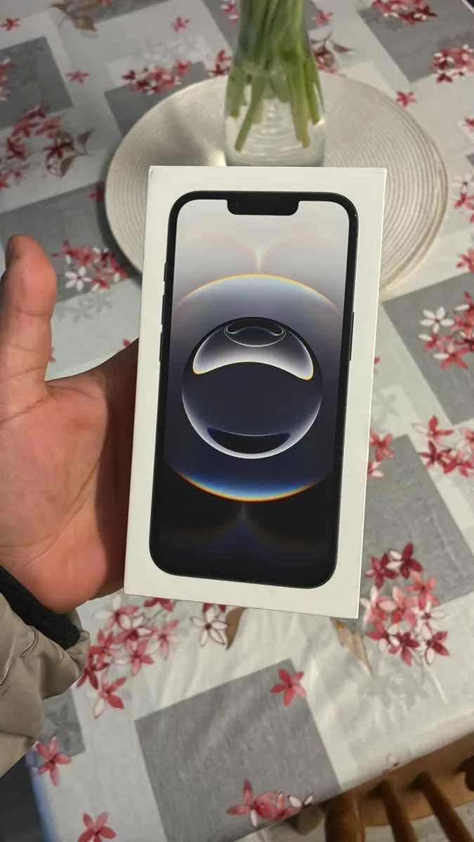 iPhone 16e - Image 1