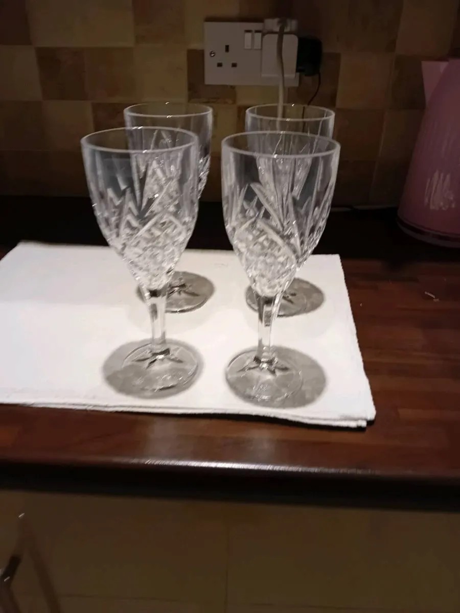 GALWAY IRISH CRYSTAL WINE GLASSES NEW BOXED - Image 2