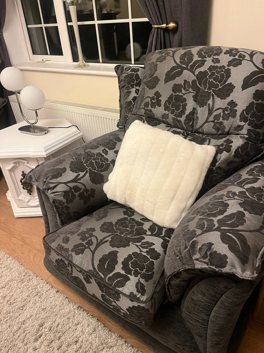 Grey sofa and two armchairs excellent condition - Image 4