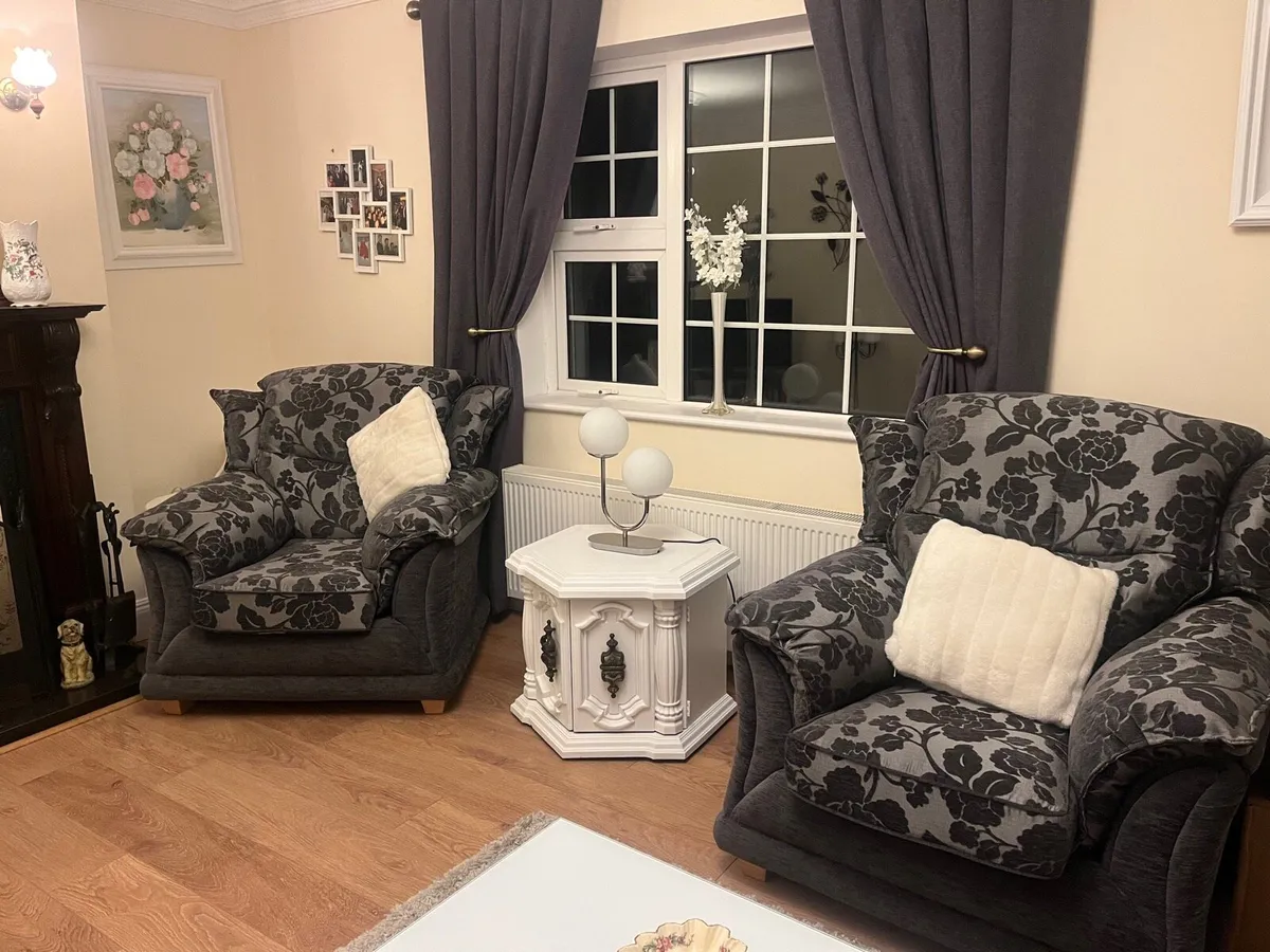 Sofa plus two arm chairs - Image 1