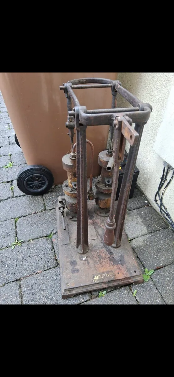 Old pump - Image 1