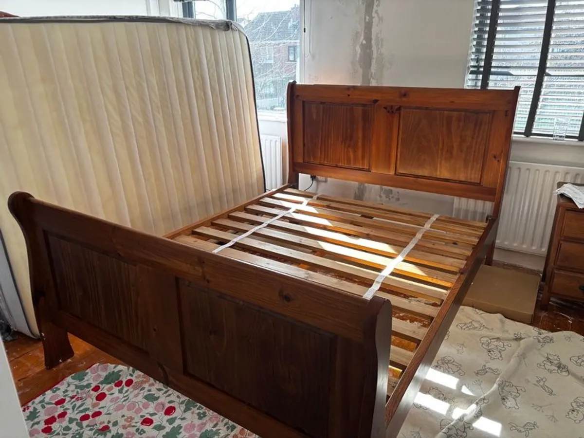 Bed, lockers, drawers - Image 1