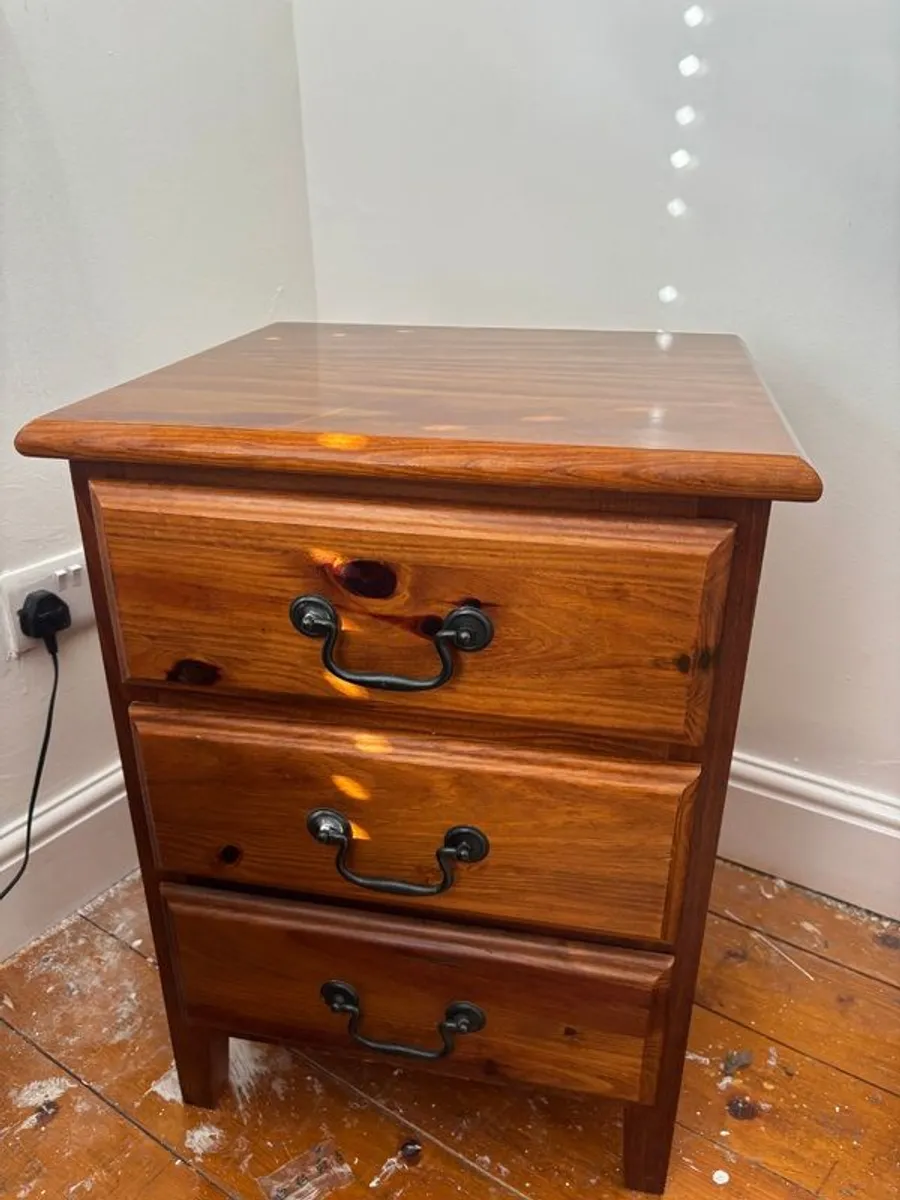 Bed, lockers, drawers - Image 2