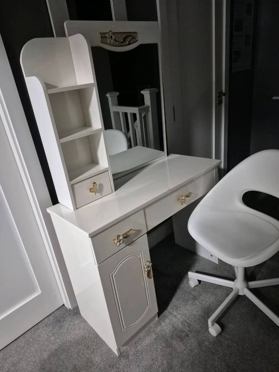Make up desk and stool - Image 1